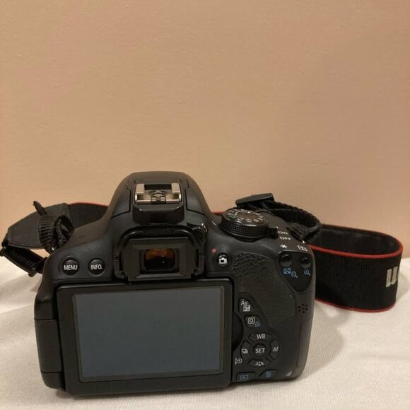 Canon EOS 700D / Rebel T5i - Picture 2 of 5